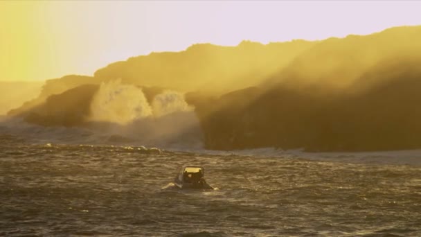 Pequeno barco assistindo vapor de lava em águas costeiras havaianas
 - Filmagem, Vídeo