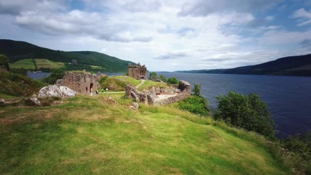 Шотландська туристична пам'ятка - руїни замку Аркарт на західному березі озера Лох-Несс (місце багатьох спостережень Нессі) - Drumnadrochit, Highland, Scotland, UK - 18 липня 2021 року. - Кадри, відео