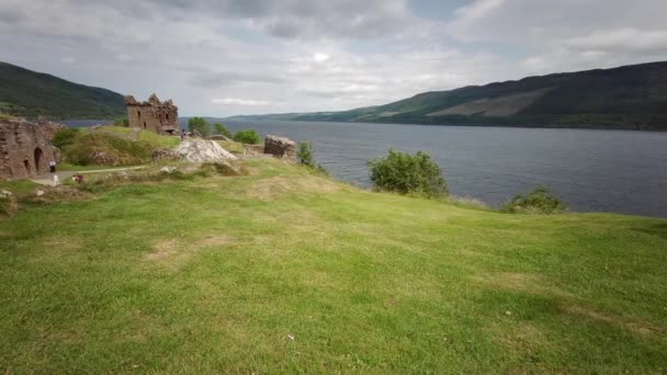 Atração turística escocesa - Ruínas do Castelo de Urquhart na costa ocidental de Loch Ness (local de muitos avistamentos de Nessie) - Drumnadrochit, Highland, Escócia, Reino Unido - 18 de julho de 2021 - Filmagem, Vídeo