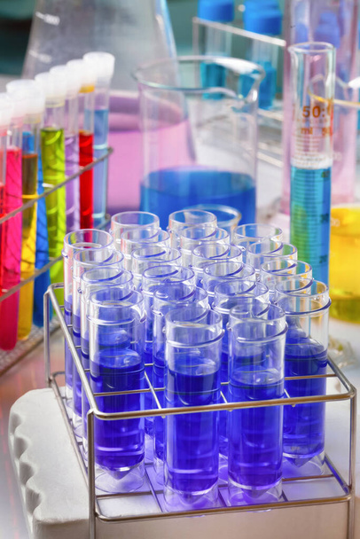 Equipamentos e tubos para mistura de fluidos no laboratório de química. Tubos de ensaio em laboratório de investigação para o desenvolvimento de experiências  - Foto, Imagem