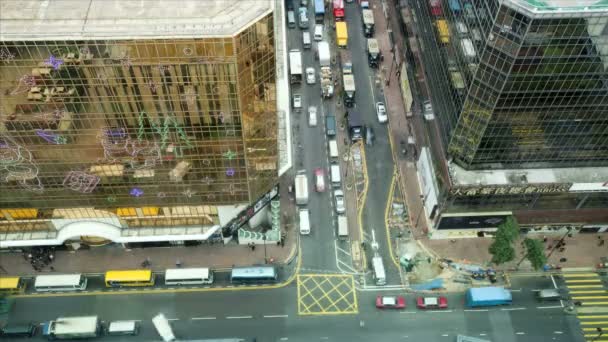 дорожнього руху та пішоходів, що переходять жвавого міста - Кадри, відео