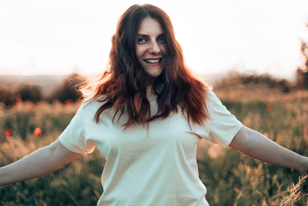 Šťastná mladá žena těší slunce venku - Fotografie, Obrázek