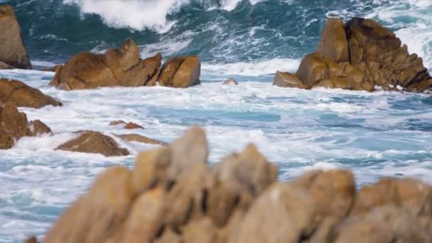 Gördülő Surf át a veszélyes sziklák törés - Felvétel, videó