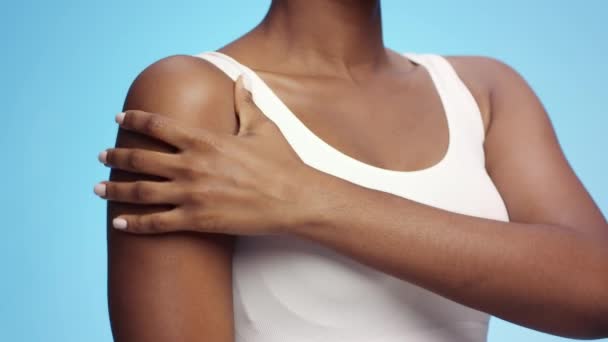 Kas ağrısı konsepti. Tanımlanamayan Afrikalı Amerikalı kadın ağrılı omzuna dokunuyor, kronik ağrıdan muzdarip. - Video, Çekim