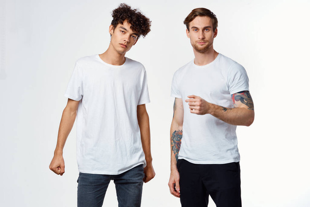dois homens em t-shirts amizade comunicação luz fundo - Foto, Imagem
