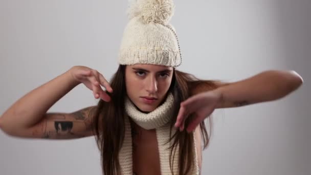 Mulher posando e dançando em tricô chapéu e cachecol - Filmagem, Vídeo