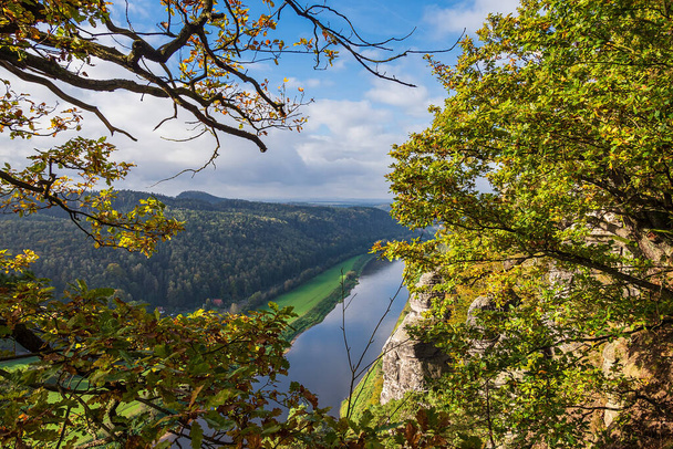 エルベ川をドイツのサクソン砂岩山脈への眺め. - 写真・画像