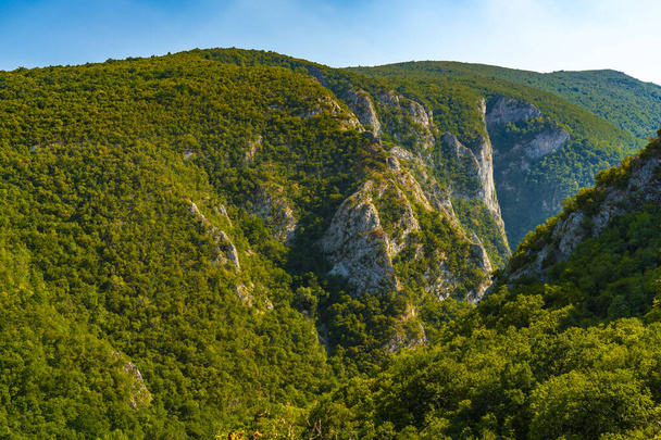 Kilátás a Lazar kanyonra Bor közelében Kelet-Szerbiában - Fotó, kép