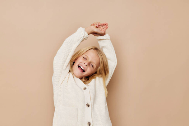 συναισθηματική κορίτσι μοντέρνα παιδικά ρούχα έννοια τρόπο ζωής των παιδιών - Φωτογραφία, εικόνα