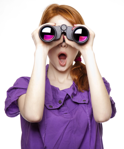Adolescente pelirroja chica con prismáticos aislados en fondo blanco
 - Foto, imagen