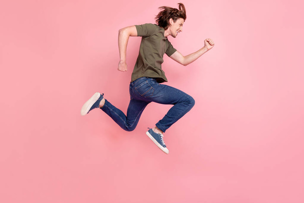 Full size profile side photo of young guy run hurry look empty space sale isolated over pink color background - Фото, зображення