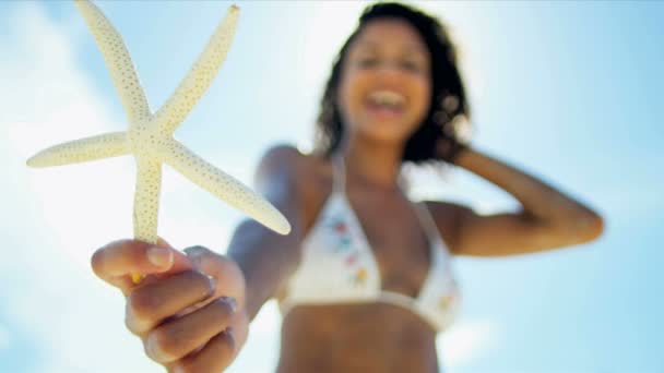Poster lächelndes Mädchen mit Sternenfischen tropischen Inselstrand - Filmmaterial, Video
