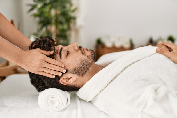 Uomo rilassato reciving massaggio alla testa al centro di bellezza. - Foto, immagini