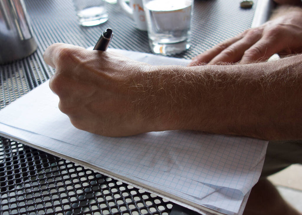 γραφή στυλό σε ένα κενό φύλλο, αρχίζουν να γράφουν ή μπλοκ του συγγραφέα - Φωτογραφία, εικόνα