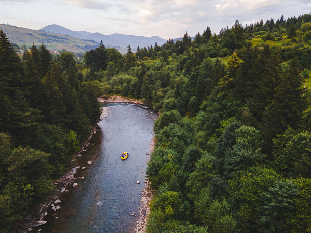 vista aérea de pessoas de rio de montanha rafting em riacho. vitalidade extrema - Foto, Imagem