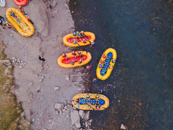 аерофотозйомка гірських річок людей, що плавають у струмку. надзвичайна життєздатність
 - Фото, зображення