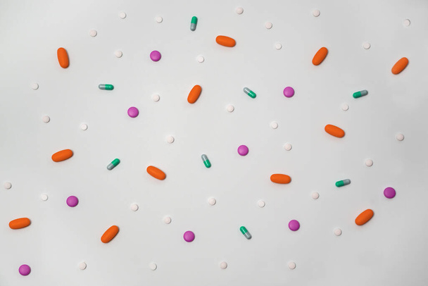 Variété de médicaments en capsules et pilules de différentes couleurs sur fond blanc - Photo, image