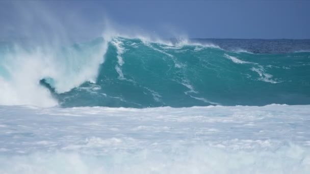 Güçlü dalgalar tehlikeli kayalar vurma - Video, Çekim