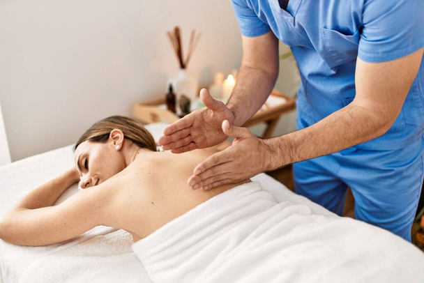 vrouw glimlachen gelukkig reciving terug massage bij beauty center. - Foto, afbeelding
