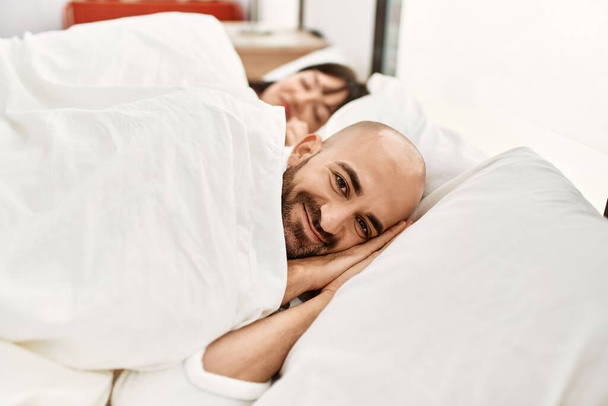 Genç İspanyol çift yatak odasında yatakta uyuyor.. - Fotoğraf, Görsel