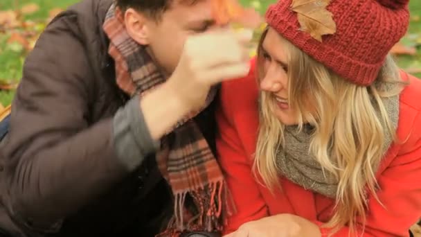 kaukaski para w parku jesienny dzień - Materiał filmowy, wideo