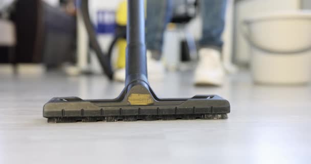 Empleado de la empresa de limpieza de aspiradoras de piso en la oficina 4k película - Metraje, vídeo