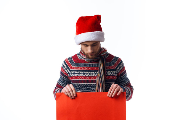 homem bonito com publicidade cartaz de papel vermelho no Natal  - Foto, Imagem