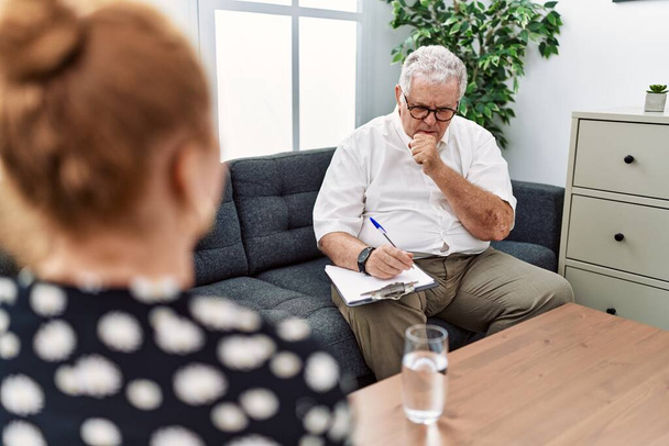 Старший психолог людина в консультаційному офісі почувається погано і кашляє як симптом застуди або бронхіту. концепція охорони здоров'я
.  - Фото, зображення