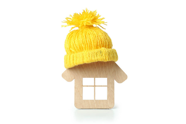 Dřevěný dům s pleteným kloboukem izolované na bílém pozadí. - Fotografie, Obrázek