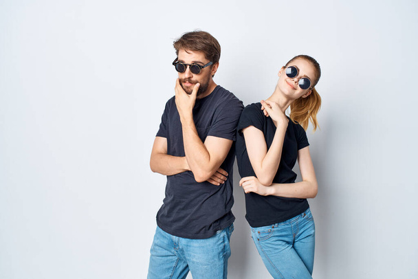 ein junges Paar Geselligkeit zusammen posiert Mode isolierten Hintergrund - Foto, Bild