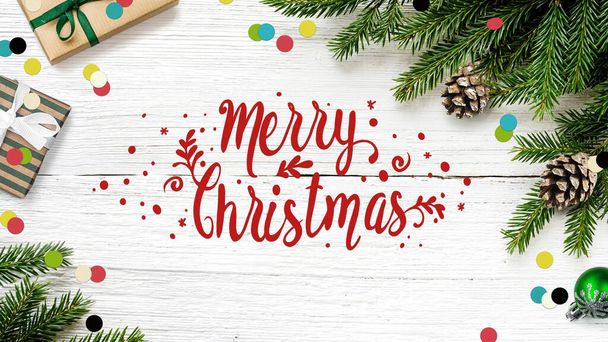 Wesołych Świąt napis ręczny z gałęzi Fir i prezenty - Zdjęcie, obraz