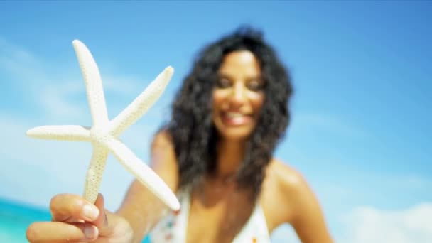 κοντινό πλάνο χαμογελαστό κορίτσι παραλία νησί Καλώς ψάρια αστέρι του διαφήμιση - Πλάνα, βίντεο
