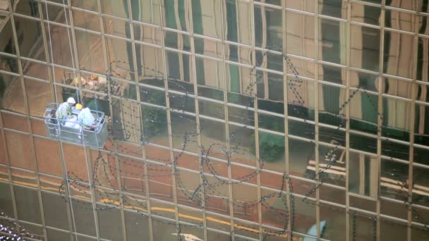 Manutenção de janelas em arranha-céus de vidro em Hong Kong
 - Filmagem, Vídeo