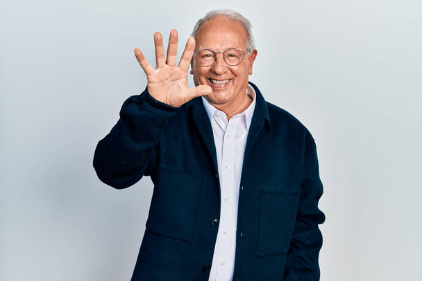 Starší muž s šedými vlasy na sobě ležérní styl a brýle ukazující a ukazující nahoru s prsty číslo pět při úsměvu sebevědomě a šťastně.  - Fotografie, Obrázek
