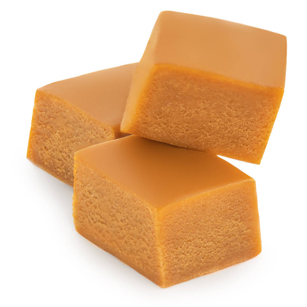Карамельные конфеты изолированы на белом фоне. Sweet Caramel fudge view side, macr - Фото, изображение