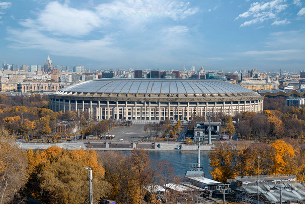 Moscou, Russie - 11 octobre 2021 : Vue panoramique du stade Loujniki depuis les collines Sparrow avec le fond des paysages urbains dans la journée ensoleillée d'automne. - Photo, image