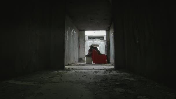 Tir sur la femme et l'homme dans un bâtiment abandonné - Séquence, vidéo