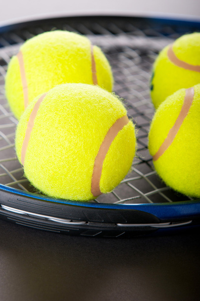 Concetto tennis con palline e racchetta
 - Foto, immagini
