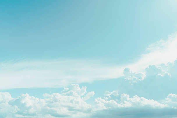 Cielo azul y nubes blancas fondo abstracto. Copia espacio naturaleza y medio ambiente concepto. - Foto, imagen
