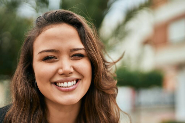 Young hispanic woman smiling happy standing at the city. - Photo, Image