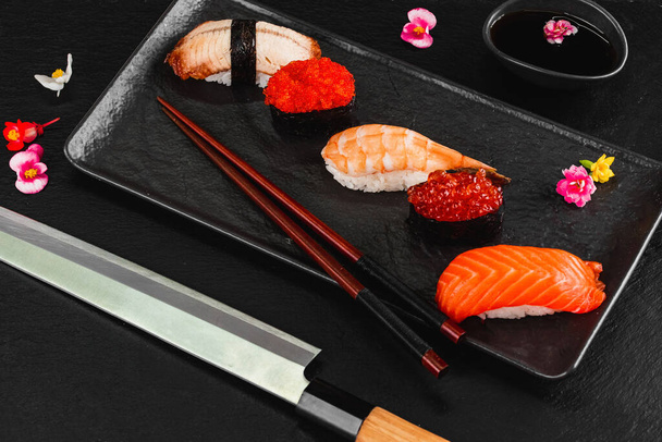 Set de sushi sobre fondo negro  - Foto, Imagen