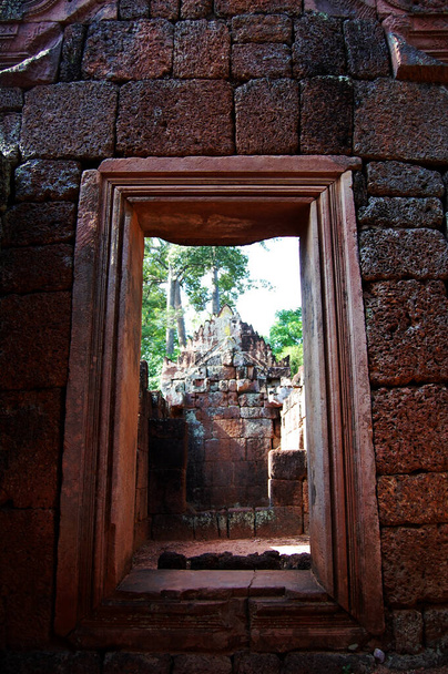 Sculpture sculpture ruines antiques bâtiment antique Prasat Banteay Srei ou Banteay Srey temple d'Angkor Wat pour les voyageurs cambodgiens voyage visite respect prier à Angkor Thom à Siem Reap, Cambodge - Photo, image