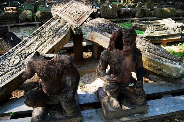 Скульптура резьба древних руин антикварное здание Прасат Бантей Срей или Бантей Срей храм Ангкор-Ват для камбоджийцев путешественники поездки посетить уважение молиться в Ангкор том в Сием-Рип, Камбоджа - Фото, изображение