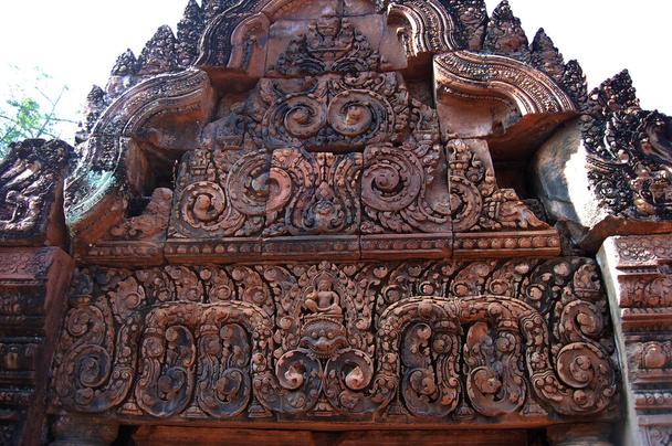 Sculpture sculpture ruines antiques bâtiment antique Prasat Banteay Srei ou Banteay Srey temple d'Angkor Wat pour les voyageurs cambodgiens voyage visite respect prier à Angkor Thom à Siem Reap, Cambodge - Photo, image