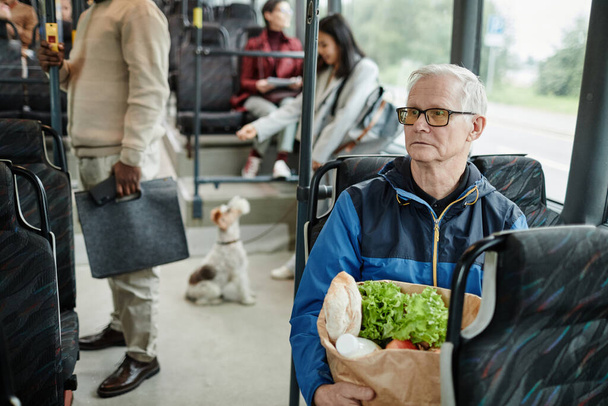 Starší muž sedí v autobuse - Fotografie, Obrázek