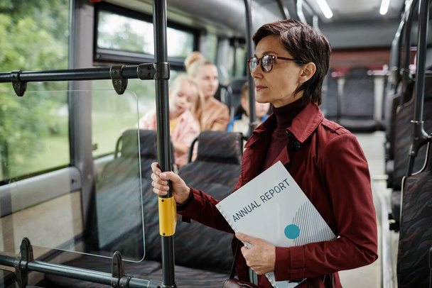 Femme d'affaires en bus - Photo, image