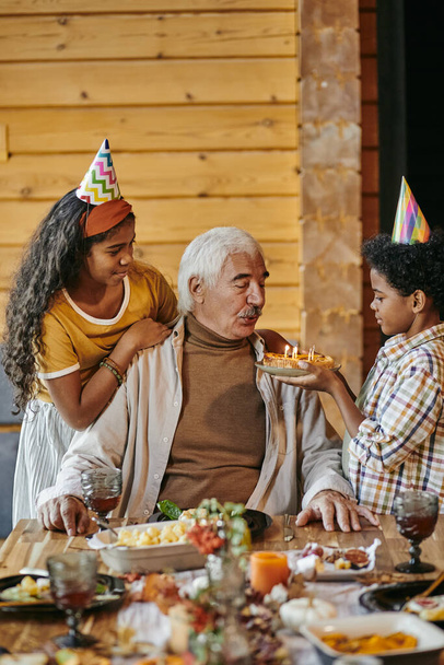 Man celebrating birthday with his family - Foto, afbeelding