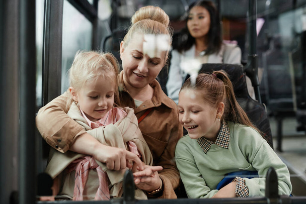 Família sorridente no ônibus - Foto, Imagem