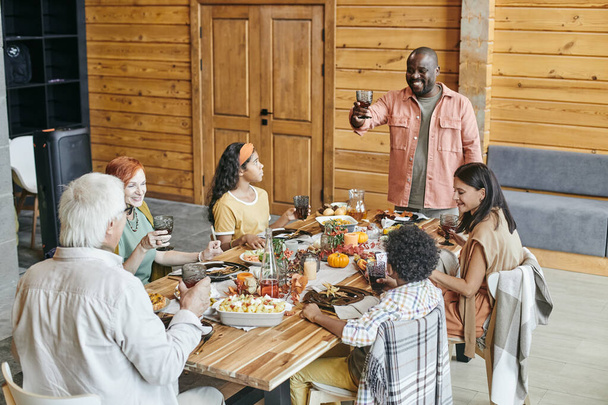Familie viert feest aan tafel - Foto, afbeelding