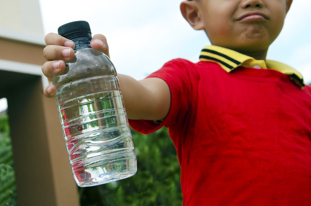 Бутылка воды в руке
 - Фото, изображение